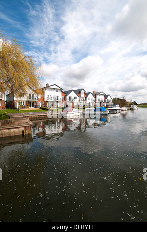 Vista generale del staithe a Loddon, Norfolk, sul fiume Chet. Foto Stock