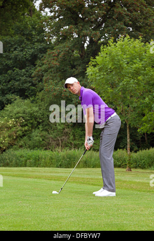 Foto di un golfista affrontando la palla e giocare un colpo a cuneo nel verde. Serie di cinque nel set. Foto Stock