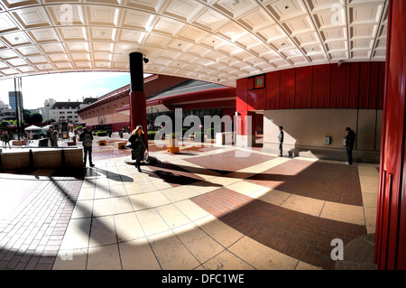 Londra, Inghilterra, Regno Unito. British Library concourse. Vista di ingresso da Midland Road Foto Stock