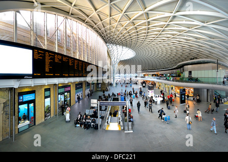 Londra, Inghilterra, Regno Unito. La stazione di Kings Cross concourse (2013) Foto Stock