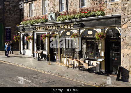 Greyfriars Bobby's Bar, Candlemaker Row, Edimburgo, Scozia; chiamato dopo Skye Terrior che ha custodito il suo maestro la sua tomba per 14 anni. Foto Stock