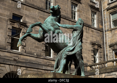 "Alexander addomesticare Bucephalus' statua da 19thC scultore scozzese John Steell a Edinburgh City Chambers, Edimburgo, Scozia Foto Stock