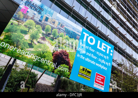 Per far firmare al di fuori ufficio sviluppo nel centro di Reading, Berkshire, Inghilterra, GB, UK. Foto Stock