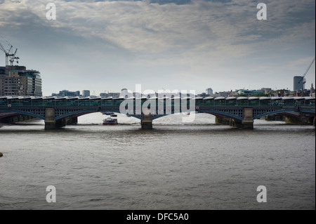 La nuova copertura per le piattaforme a Blackfriars Bridge stazione ferroviaria, la città di Londra, Regno Unito Foto Stock