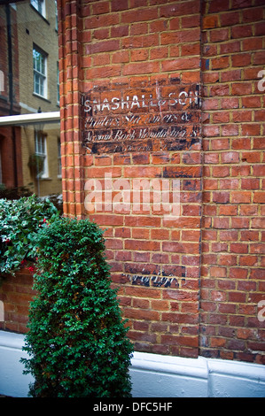 Il piccolo cortile del wardrobe Place off Carter Lane nella città di Londra, Regno Unito Foto Stock