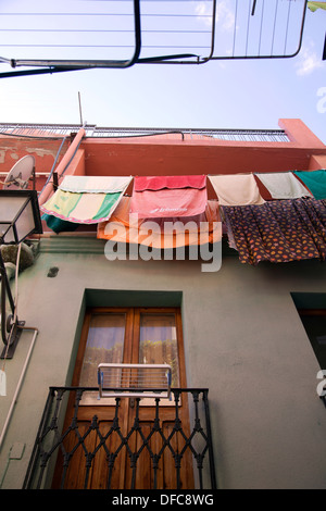 Cagliari Residence con servizio lavanderia appeso fuori dalla finestra - Sardegna Foto Stock