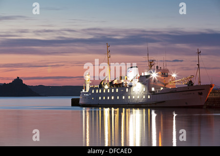 Il Scillonian III ormeggiata nel porto di Penzance Foto Stock