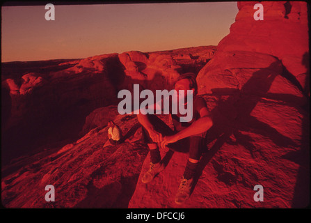 BACKPACKERS TERRY MCGAW E GLEN DENNY resto nel sole di setting alla fine del sentiero per Delicate Arch 545770 Foto Stock