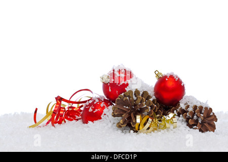 Le decorazioni di Natale sulla neve isolati contro uno sfondo bianco. Foto Stock