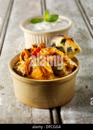 Pollo Jalfrezi, riso pilaf & popodoms. Tradizionale Indiano curry. Foto Stock