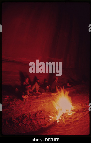 Campeggiare di notte durante un'escursione di una settimana attraverso il Water Canyon e il labirinto, una regione remota e aspra conosciuta per il suo terreno impegnativo e la bellezza panoramica. Foto Stock