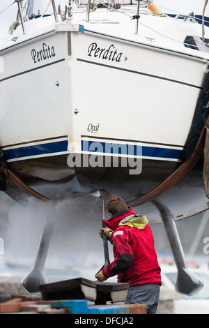 Cantiere workman la pulizia a vapore di barca Foto Stock