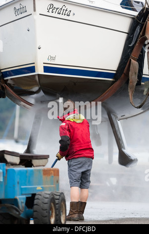 Cantiere workman la pulizia a vapore di barca Foto Stock