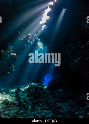 Scuba diving nella bellissima swimthroughs & luce drammatica di Sha'ab Claudio, Egitto Foto Stock