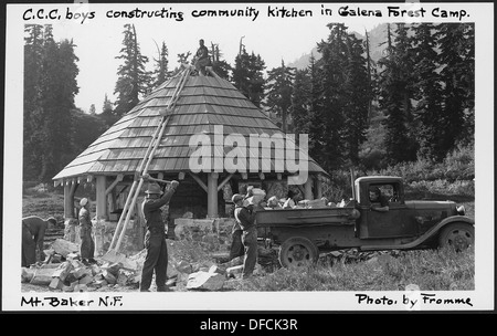 CCC ragazzi costruire comunità Kitchen in Galena Forest Camp, il Monte Baker National Forest, 1936. 299072 Foto Stock