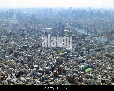 Vista da 634 m alta radio e la torre della televisione 'Sky Tree" a Tokyo in Giappone, 26 aprile 2013. Il fiume Sumida è visibile sulla destra della Baia di Tokyo sulla sinistra. La torre fu inaugurato il 22 maggio 2012. Foto: Peter Jaehnel - Nessun servizio di filo- Foto Stock