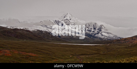 La montagna ricoperta di neve di Huayna Potosi nella Cordillera Real vicino a La Paz, Bolivia (6,088 metri/19,974 piedi sopra il livello del mare) Foto Stock