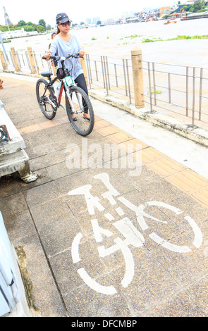 La donna e la bici in città Foto Stock