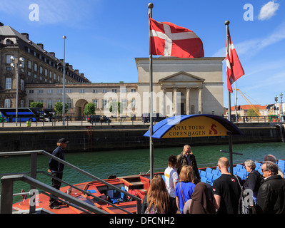 Turisti" Canal Cruise barca dal Palazzo Christiansborg su Slotsholmen o castello isola di Copenaghen Zelanda, Danimarca e Scandinavia Foto Stock