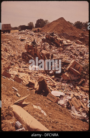 L'operazione di discarica sanitaria della città si svolge su un sito di 40 acri. Una volta riempito, il sito sarà riutilizzato per uso ricreativo, trasformandolo in uno spazio pubblico. Foto Stock