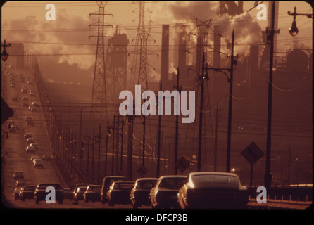 Clark Avenue e il Clark Avenue Bridge in una storica area industriale sono oscurati dal fumo proveniente dalle fabbriche vicine, mostrando le sfide dell'inquinamento urbano nell'area. Foto Stock