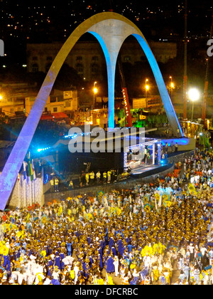 Carri allegorici e ballerine al Sambadromo, Rio de Janeiro Foto Stock