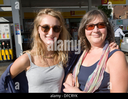 Medio di età compresa tra la madre e il giovane adulto figlia insieme sorridente di fronte alla fotocamera in ambiente urbano London Inghilterra England Foto Stock