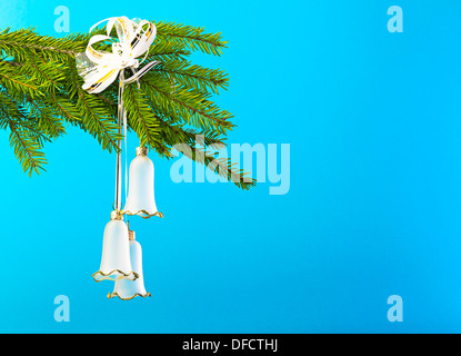 Albero di Natale decorazioni contro sfondo blu Foto Stock
