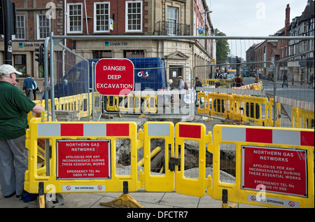 Northern gas Networks sostituisce i vecchi gasdotti nel centro città di York North Yorkshire Inghilterra Regno Unito Gran Bretagna Foto Stock