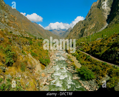 Il fiume Urubamba, visto dal Cammino Inca, vicino a Machu Picchu, Cusco, Perù Foto Stock