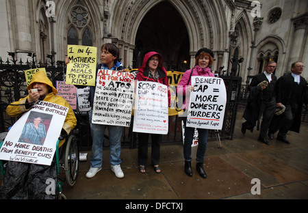 I manifestanti contro i tagli e la camera da letto iva al di fuori dell Alta Corte per una sfida per il governo conservatore tagli del Inghilterra, Regno Unito Foto Stock