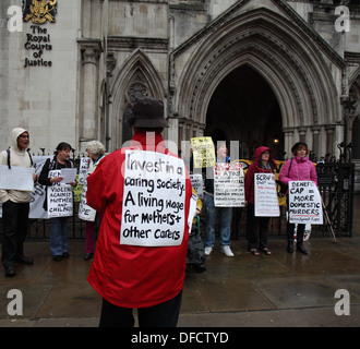 I manifestanti contro i tagli e la camera da letto iva al di fuori dell Alta Corte per una sfida per il governo conservatore tagli del Inghilterra, Regno Unito Foto Stock