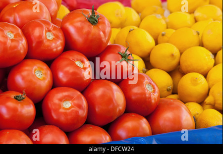 Organico fresco di pomodoro e i limoni in un bagno turco Street Market Foto Stock