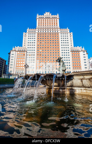 Edificio Espana, l'edificio in background, è 117m di altezza e una volta era il più alto edificio in Spagna. Foto Stock