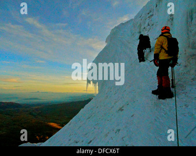 Gli alpinisti sulle pendici del vulcano Cotopaxi, Ecuador Foto Stock