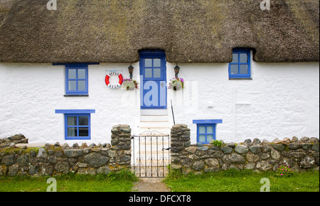 Tetto di Paglia Tradizionali cottage imbiancate nel villaggio Porthallow, Cornwall, Inghilterra Foto Stock