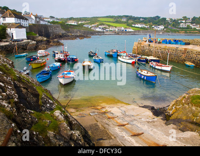 Barche da pesca in porto presso il villaggio di Coverack, Cornwall, Inghilterra Foto Stock