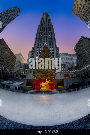 Il Rockefeller Center albero di Natale presso la pista da pattinaggio su ghiaccio durante il crepuscolo ora in New York City. Foto Stock