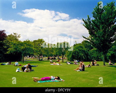In una calda giornata estiva Saint Stephen's Green nel centro di Dublino in Irlanda è un luogo per rilassarsi e rinfrescarsi - Dublino, Irlanda Foto Stock