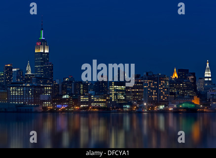 Sullo skyline di New York durante le ore di colore blu dopo il tramonto. L'Empire State Building. Foto Stock