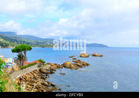 Costa di Lavandou, sentiero per la spiaggia di St Clair, var Cote d Azur provence, Francia Foto Stock