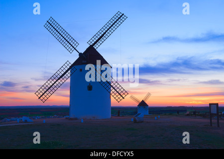 Mota Del Cuervo, mulini a vento, itinerario di Don Qiuijote, Provincia Cuenca, Castilla-La Mancha, in Spagna. Foto Stock