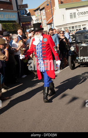 Town Crier in parata a Sheringham 1940's weekend festival Foto Stock