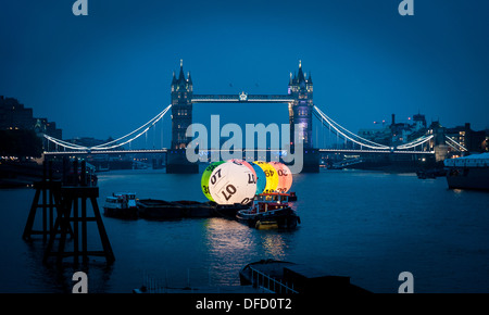 Regno Unito Lotteria Nazionale sfere sul Fiume Tamigi di fronte il Tower Bridge di Londra. Foto Stock
