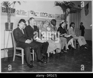 Eleanor Roosevelt e Jackie Robinson sono visti alla Manhattan School for Boys nel 1954. Questa fotografia cattura l'incontro di due figure di spicco della storia americana, simboleggiando l'intersezione tra politica e sport. Foto Stock