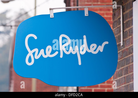 Sue Ryder carità shop segno di beneficenza del Regno Unito Foto Stock