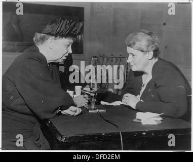 Eleanor Roosevelt e Mary Margaret McBride, viste insieme nel 1954, riflettono la collaborazione e l'amicizia tra due influenti donne americane in politica e nei media. Foto Stock