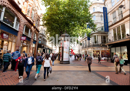People shopping su una zona pedonale high street - New Street, Birmingham City Centre, Regno Unito Foto Stock
