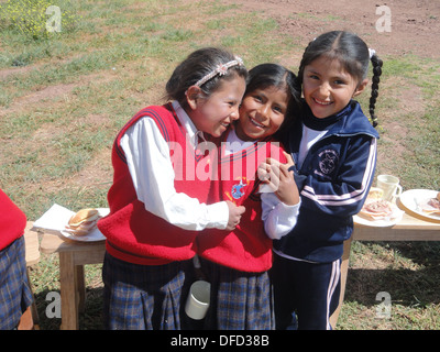 Scolare al Chicuchaswasi progetto scuola vicino a Cusco, Perù, a progetti di beneficenza aiutando i bambini in stato di bisogno. Foto Stock
