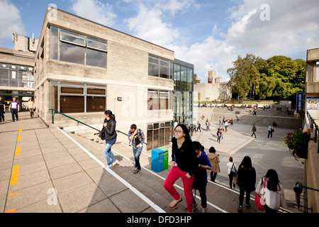Gli studenti universitari del campus, Università di East Anglia UEA, Norwich, Norfolk England Regno Unito Foto Stock